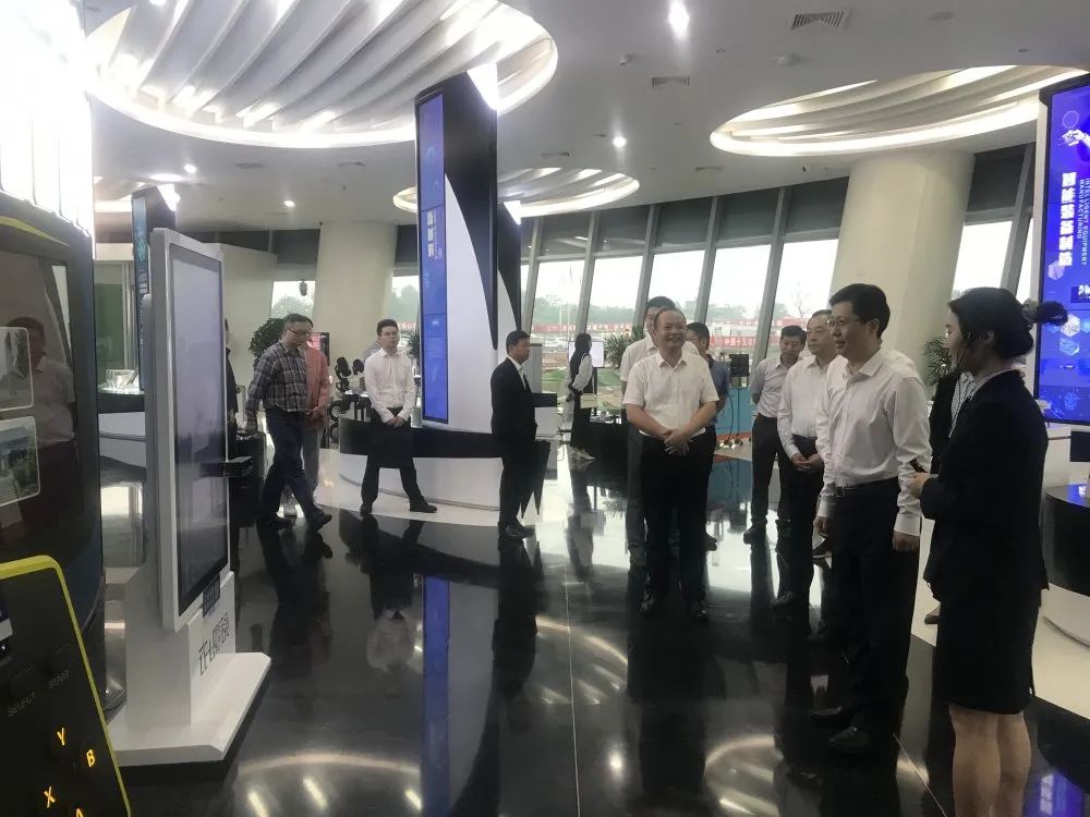 市(shì)委書記郄英才一(yī)行考察企點創工(gōng)業(yè)互聯網人機(jī)互動設備